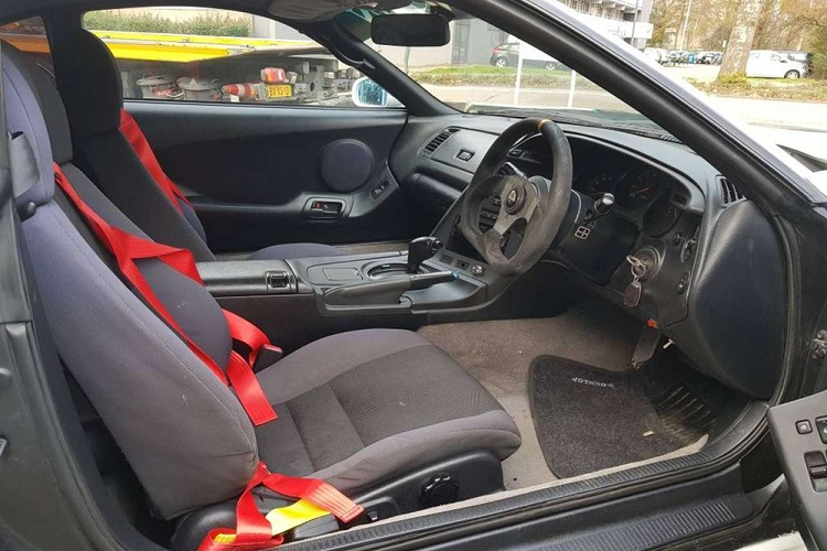 Chiếc xe vẫn mang trong mình khối động cơ 2JZ-GE 6 xi-lanh thẳng hàng dung tích 3.0 lít. Nó sản sinh 220 mã lực tại tua máy 5.800 vòng/phút và 285 Nm mô-men xoắn cực đại tại 4.800 vòng phút theo tiêu chuẩn chính hãng.