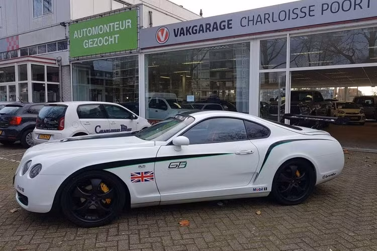 Quay trở lại với chiếc Toyota Supra độ kỳ quặc ở tong bài viết này, thông các bức ảnh, ta thấy nội thất xe có phần bừa bộn. Từ vô lăng cho tới ghế ngồi, dây đai an toàn và thảm trải sàn, mọi thứ đều mang tới cảm giác thiếu chăm sóc và vệ sinh.