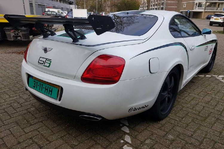 Khi còn mới, động cơ 2JZ có thể giúp chiếc Supra 1993 đạt tốc độ 96 km/h trong 6,8 giây, không tệ đối với một chiếc xe thể thao cổ điển ra đời cách đây gần 30 năm. Động cơ 2JZ cũng nổi tiếng với những phụ tùng nhà máy bền bỉ phi thường, giải thích lý do tại sao nó phổ biến trong cộng đồng độ xe hậu mãi.