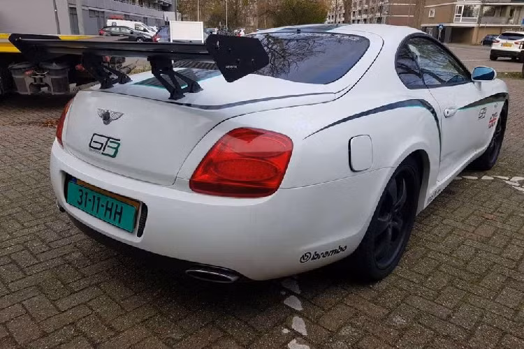 Khi còn mới, động cơ 2JZ có thể giúp chiếc Supra 1993 đạt tốc độ 96 km/h trong 6,8 giây, không tệ đối với một chiếc xe thể thao cổ điển ra đời cách đây gần 30 năm. Động cơ 2JZ cũng nổi tiếng với những phụ tùng nhà máy bền bỉ phi thường, giải thích lý do tại sao nó phổ biến trong cộng đồng độ xe hậu mãi.