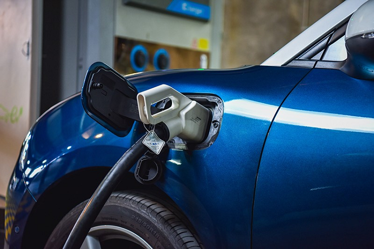 Tại thị trường Thái Lan, mẫu ô tô điện Trung Quốc này được trang bị khá tốt. Có thể thấy điều đó ngay từ bản Tech tiêu chuẩn với vành thép 17 inch, lưới tản nhiệt đóng/mở chủ động, đèn LED chỉnh tay, mở cửa không cần chìa khóa, nút bấm khởi động máy,...