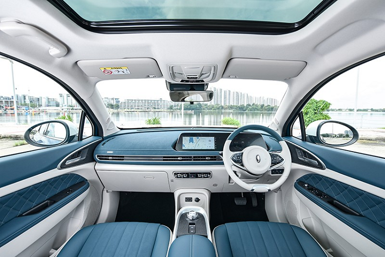 Các ghế xe được bọc nỉ, ghế trước chỉnh tay, màn hình đa thông tin 7 inch trong bảng đồng hồ, điều hòa tự động với hệ thống lọc không khí PM2.5, hệ thống viễn tin,...