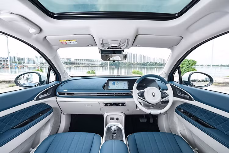 Các ghế xe được bọc nỉ, ghế trước chỉnh tay, màn hình đa thông tin 7 inch trong bảng đồng hồ, điều hòa tự động với hệ thống lọc không khí PM2.5, hệ thống viễn tin,...