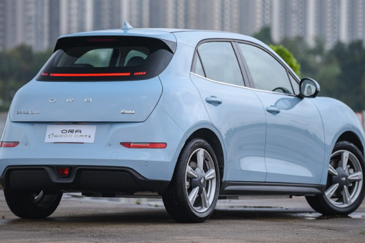 Cao cấp nhất là bản Ultra với đèn pha có tính năng chờ dẫn đường, 3 tùy chọn màu cho nội thất, ghế lái chỉnh điện/mát-xa/nhớ vị trí, 6 loa, hỗ trợ đỗ xe, hỗ trợ giữ làn đường khẩn cấp, hỗ trợ chuyển làn đường, phát hiện điểm mù, cảnh báo va chạm phía sau, cảnh báo phương tiện cắt ngang khi lùi tích hợp phanh tự động khẩn cấp và thêm 6 cảm biến phía trước.