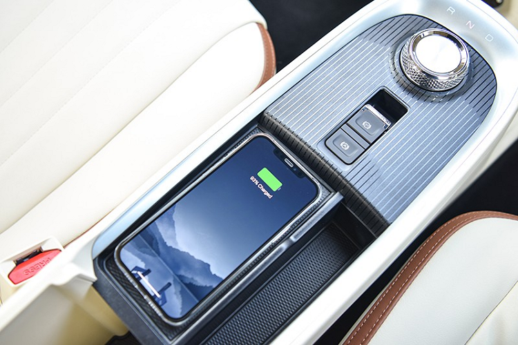 Cả 3 phiên bản của Great Wall Ora Good Cat chạy điện đều có hệ thống sạc AC với thời gian sạc đầy pin là 8 tiếng đồng hồ ở bản Tech và Pro. Riêng bản Ultra cần gần 10 tiếng đồng hồ mới có thể sạc đầy pin.