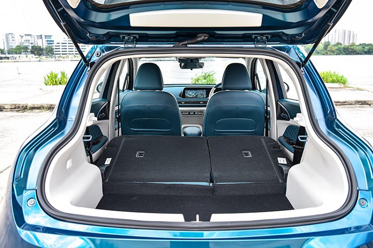 Phiên bản Pro cũng đi kèm hệ thống kiểm soát hành trình với tính năng quay đầu thông minh, hỗ trợ lái xe khi tắc đường, camera 360 độ, phanh khẩn cấp tự động, cảnh báo va chạm phía trước, cảnh báo chệch làn đường, tự động đưa xe vào giữa làn đường và kiểm soát phanh khi ôm cua.