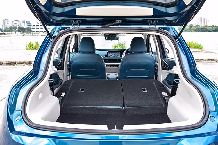 Phiên bản Pro cũng đi kèm hệ thống kiểm soát hành trình với tính năng quay đầu thông minh, hỗ trợ lái xe khi tắc đường, camera 360 độ, phanh khẩn cấp tự động, cảnh báo va chạm phía trước, cảnh báo chệch làn đường, tự động đưa xe vào giữa làn đường và kiểm soát phanh khi ôm cua.