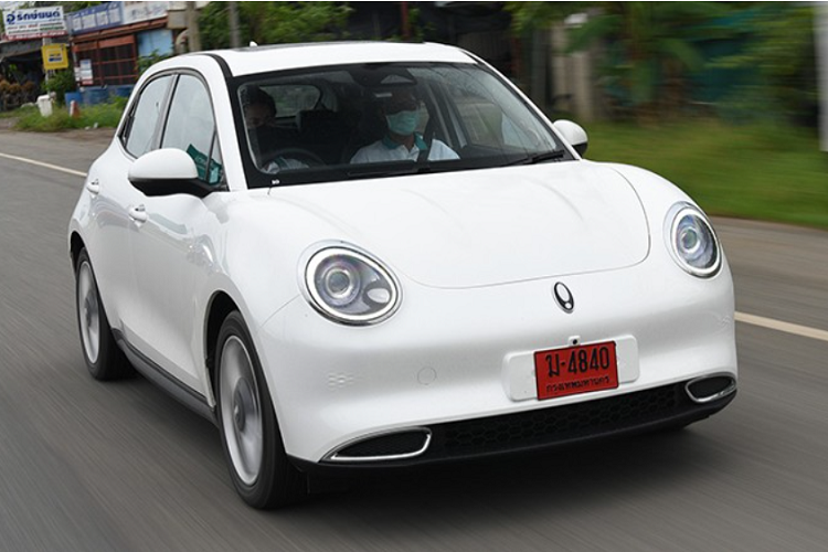 Ở bản Pro và Tech, mô-tơ điện kết hợp với cụm pin lithium sắt phosphate (LiFePO4) 47,8 kWh, cho phép xe chạy được 400 km. Trong khi đó, bản Ultra được trang bị cụm pin 63,1 kWh nên có thể chạy được 500 km.