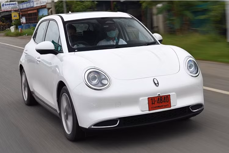 Ở bản Pro và Tech, mô-tơ điện kết hợp với cụm pin lithium sắt phosphate (LiFePO4) 47,8 kWh, cho phép xe chạy được 400 km. Trong khi đó, bản Ultra được trang bị cụm pin 63,1 kWh nên có thể chạy được 500 km.