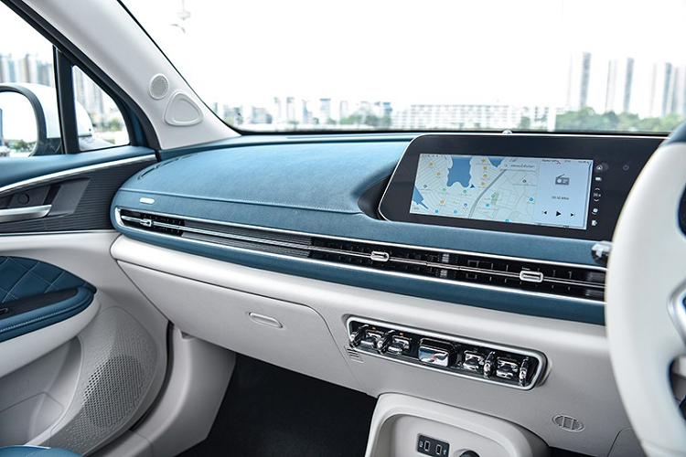Xe cũng sở hữu màn hình thông tin giải trí khá lớn dạng cảm ứng 10,25 inch đi kèm với 4 loa, 2 túi khí, 5 chế độ lái, tính năng chỉ dùng 1 bàn đạp, hệ thống kiểm soát hành trình, 4 cảm biến hỗ trợ đỗ xe và phanh khẩn cấp ở tốc độ thấp.
