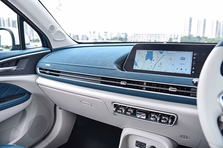 Xe cũng sở hữu màn hình thông tin giải trí khá lớn dạng cảm ứng 10,25 inch đi kèm với 4 loa, 2 túi khí, 5 chế độ lái, tính năng chỉ dùng 1 bàn đạp, hệ thống kiểm soát hành trình, 4 cảm biến hỗ trợ đỗ xe và phanh khẩn cấp ở tốc độ thấp.