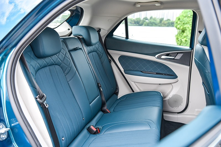 Tiếp đến là bản Pro, có thêm vành hợp kim 18 inch, đèn pha LED tự động, cần gạt nước tự động, cửa sổ trời chỉnh điện, nội thất bọc da tổng hợp, ghế lái chỉnh điện, sạc điện thoại thông minh không dây,...