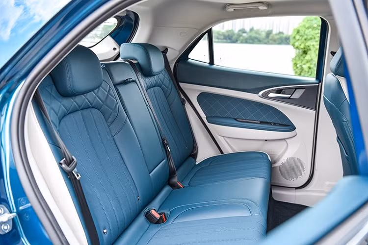 Tiếp đến là bản Pro, có thêm vành hợp kim 18 inch, đèn pha LED tự động, cần gạt nước tự động, cửa sổ trời chỉnh điện, nội thất bọc da tổng hợp, ghế lái chỉnh điện, sạc điện thoại thông minh không dây,...