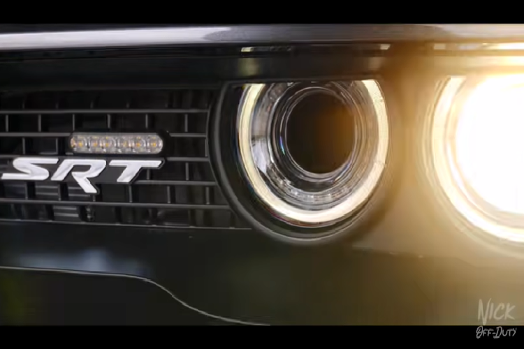 Ở bên ngoài, chúng ta thấy rằng chiếc xe có các đề can nhận dạng xe cảnh sát cần thiết, cũng như một nhãn dán với nội dung "Tịch thu từ một kẻ buôn bán ma túy".