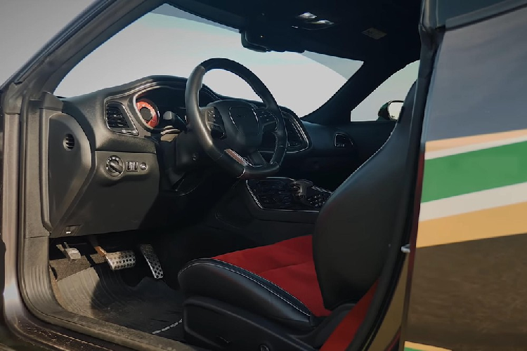 Kể từ đó, sở cảnh sát địa phương đã lắp thêm đèn và còi báo động, bộ đàm ở cửa, thiết bị điều khiển đèn và loa ngoài ở cụm điều khiển trung tâm, và để sẵn áo chống đạn ở ghế sau. Ngoài những thứ đó ra, nội thất xe cơ bản vẫn được giữ nguyên.