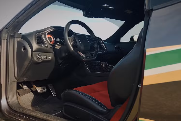 Kể từ đó, sở cảnh sát địa phương đã lắp thêm đèn và còi báo động, bộ đàm ở cửa, thiết bị điều khiển đèn và loa ngoài ở cụm điều khiển trung tâm, và để sẵn áo chống đạn ở ghế sau. Ngoài những thứ đó ra, nội thất xe cơ bản vẫn được giữ nguyên.