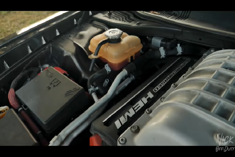 Đặc biệt, chiếc Dodge Challenger SRT Hellcat cảnh sát mới này có đến 2 chìa khóa, trong đó chìa khóa đen thường được dùng sẽ hạn chế công suất ở mức 500 mã lực, còn chìa đỏ sẽ mở khóa toàn bộ công suất 707 mã lực. Tất nhiên, trong sở cảnh sát sẽ chỉ có số ít người biết vị trí chìa khóa đỏ mà thôi