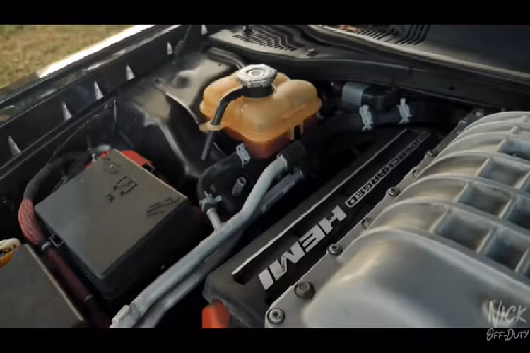 Đặc biệt, chiếc Dodge Challenger SRT Hellcat cảnh sát mới này có đến 2 chìa khóa, trong đó chìa khóa đen thường được dùng sẽ hạn chế công suất ở mức 500 mã lực, còn chìa đỏ sẽ mở khóa toàn bộ công suất 707 mã lực. Tất nhiên, trong sở cảnh sát sẽ chỉ có số ít người biết vị trí chìa khóa đỏ mà thôi