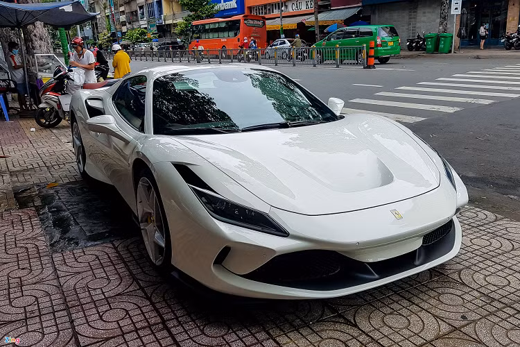 Khối lượng khô của F8 Spider chỉ vào khoảng 1.400 kg. Khoang hành lý của xe được bố trí dưới nắp capo trước với dung tích lên đến 200 L.