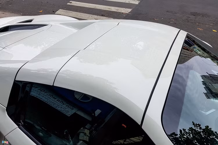 Điểm khác biệt rõ rệt nhất so với F8 Tributo là cơ cấu đóng mở mui điện trên F8 Spider. Quá trình đóng/mở này mất khoảng 14 giây, tính năng vẫn có thể sử dụng ở vận tốc 45 km/h.