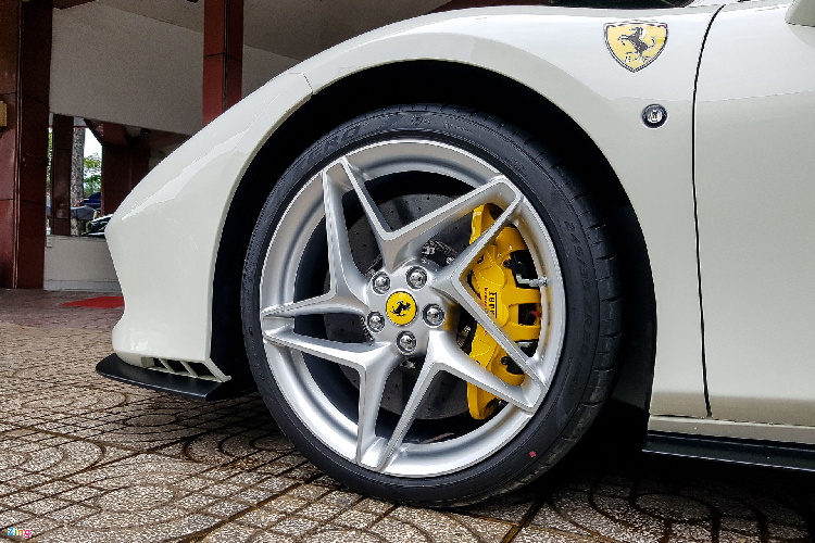 Tương tự nhiều dòng xe khác, Ferrari cho phép khách hàng tùy chọn nhiều kiểu mâm cũng như màu sơn. Có tổng cộng đến 7 kiểu thiết kế mâm, đi kèm với 5 màu sơn khác nhau dành cho kẹp phanh.