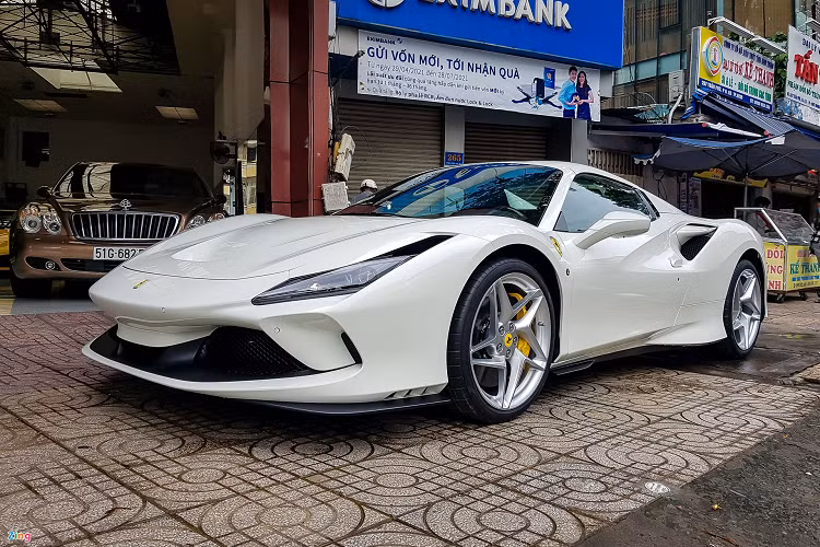 Mức giá xe Ferrari F8 Spider tại Việt Nam này không được tiết lộ. Theo một số nguồn tin, mẫu xe mui trần này có giá không dưới 20 tỷ đồng sau khi hoàn thành các thủ tục ra biển số.