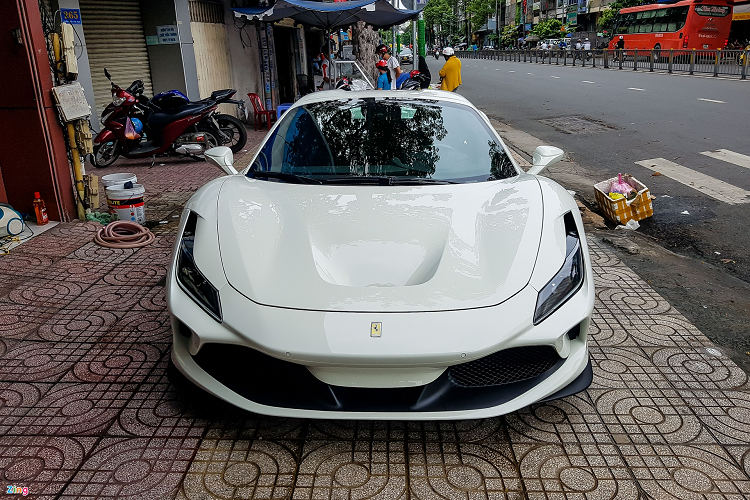 Ra mắt vào khoảng tháng 9/2019, Ferrari F8 Spider mui trần có thiết kế khá tương đồng với phiên bản F8 Tributo. Đây là chiếc xe đầu tiên sở hữu màu sơn trắng Bianco Avus tại Việt Nam, nếu chỉ tính riêng trên 2 dòng F8 Tributo và F8 Spider.