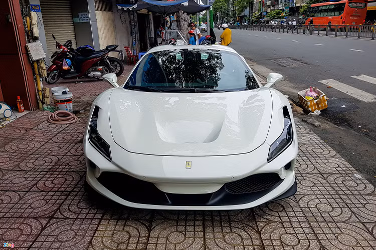 Ra mắt vào khoảng tháng 9/2019, Ferrari F8 Spider mui trần có thiết kế khá tương đồng với phiên bản F8 Tributo. Đây là chiếc xe đầu tiên sở hữu màu sơn trắng Bianco Avus tại Việt Nam, nếu chỉ tính riêng trên 2 dòng F8 Tributo và F8 Spider.