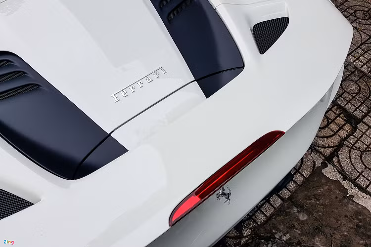 Ferrari F8 Spider cũng được trang bị hệ thống kiểm soát góc trượt bên Side Slip Control 6.1. Hệ thống này sử dụng phần mềm chuyên biệt để điều chỉnh áp lực phanh ở ngay trong cua, khi thoát cua và ở trong điều kiện lốp xe mất độ bám.