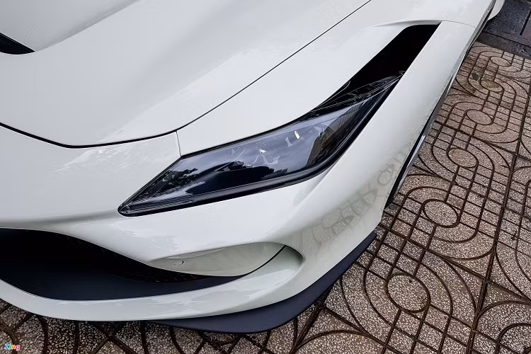 Cản trước siêu xe Ferrari F8 Spider được tinh chỉnh hầm hố hơn, giúp tăng tính khí động học và làm mát của xe. Thiết kế hốc lấy gió tại hệ thống đèn pha, vốn xuất hiện trên Ferrari 458 Spider, nay đã được áp dụng trên F8 Spider.