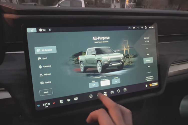 Kênh YouTube thậm chí còn đánh giá tỉ mỉ về từng bộ phận, cho thấy mức độ hoàn thiện khá tốt của Rivian R1T. Tuy nhiên, khoang cabin của R1T vẫn có một số điểm trừ được YouTuber này liệt kê như nhiều bộ phận làm bằng nhựa, thảm trải sàn tương đối mỏng và có “chất liệu như thảm nhà bếp”, tay nắm cửa bên trong quá thấp và nằm xa tầm với của người lái,...