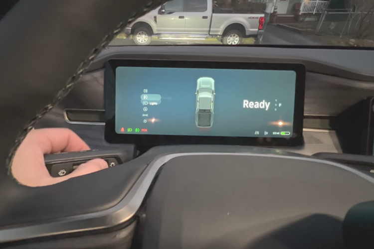 Mặc dù không phải là một mẫu xe bán tải cỡ lớn, nhưng chắc chắn Rivian R1T cũng không hề nhỏ với những kích thước vượt trội, mang đến không gian nội thất rộng rãi cùng khả năng chở đồ tương đối tốt.