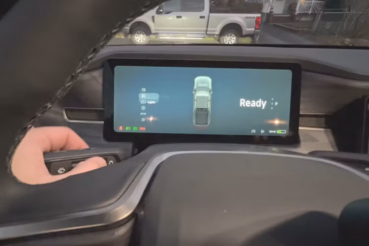 Mặc dù không phải là một mẫu xe bán tải cỡ lớn, nhưng chắc chắn Rivian R1T cũng không hề nhỏ với những kích thước vượt trội, mang đến không gian nội thất rộng rãi cùng khả năng chở đồ tương đối tốt.