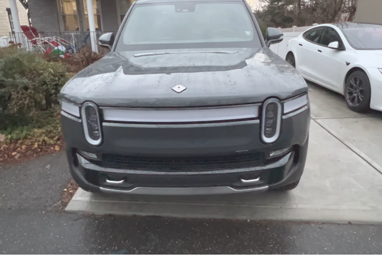 Trong khi đó, hệ điều hành của màn hình thông tin giải trí cung cấp mức độ phản hồi nhanh nhạy, giao diện thân thiện với người dùng và đặc biệt là có tính năng cập nhật qua Internet. Do đoạn video đã tương đối dài nên chủ kênh YouTube cho biết sẽ chia sẻ về trải nghiệm lái trên Rivian R1T trong một video khác. Tuy nhiên, anh vẫn kịp tiết lộ rằng “R1T luôn tỏa sáng ở bất kỳ tình huống hay điều kiện địa hình nào đi chăng nữa”, với khả năng vận chuyển hàng hóa và sức kéo rất ấn tượng.