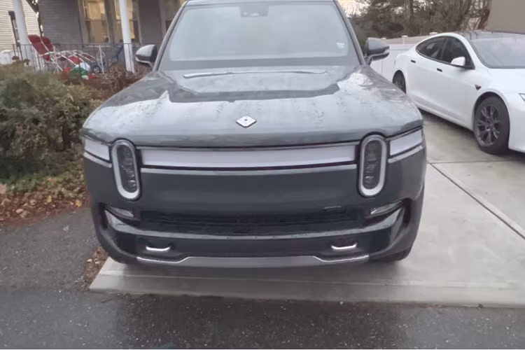 Trong khi đó, hệ điều hành của màn hình thông tin giải trí cung cấp mức độ phản hồi nhanh nhạy, giao diện thân thiện với người dùng và đặc biệt là có tính năng cập nhật qua Internet. Do đoạn video đã tương đối dài nên chủ kênh YouTube cho biết sẽ chia sẻ về trải nghiệm lái trên Rivian R1T trong một video khác. Tuy nhiên, anh vẫn kịp tiết lộ rằng “R1T luôn tỏa sáng ở bất kỳ tình huống hay điều kiện địa hình nào đi chăng nữa”, với khả năng vận chuyển hàng hóa và sức kéo rất ấn tượng.