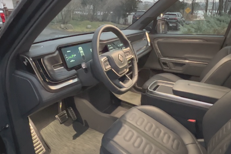 Theo chia sẻ từ kênh YouTube TEDActuallyTalks, đoạn video dài khoảng 20 phút sẽ tập trung nói đến “những ấn tượng ban đầu” của chủ xe về Rivian R1T sau một vài tuần sử dụng. Về tổng quan, Rivian R1T 2022 chạy điện được đánh giá là một sản phẩm độc đáo ở nhiều mặt, xứng đáng trở thành mẫu xe bán tải điện đầu tiên nằm trong gara nhiều người.