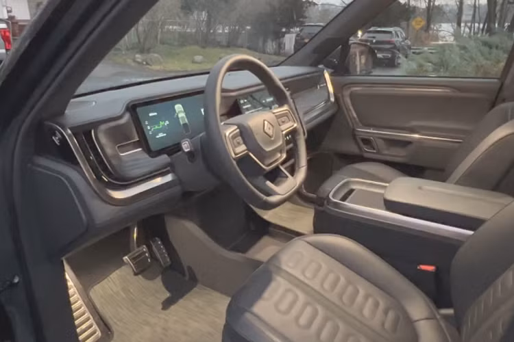 Theo chia sẻ từ kênh YouTube TEDActuallyTalks, đoạn video dài khoảng 20 phút sẽ tập trung nói đến “những ấn tượng ban đầu” của chủ xe về Rivian R1T sau một vài tuần sử dụng. Về tổng quan, Rivian R1T 2022 chạy điện được đánh giá là một sản phẩm độc đáo ở nhiều mặt, xứng đáng trở thành mẫu xe bán tải điện đầu tiên nằm trong gara nhiều người.