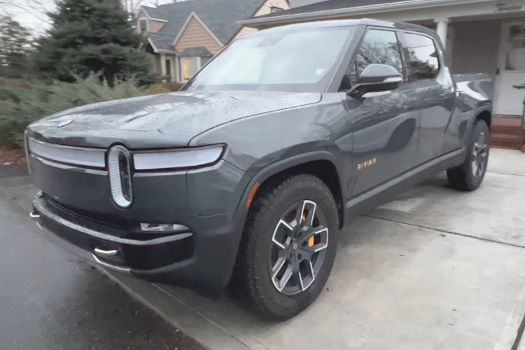 Tiếp đến là phần trang bị tiện nghi và tính năng công nghệ của Rivian R1T. Kênh YouTube này dành rất nhiều lời khen cho sự tiện lợi và hữu ích của màn hình công cụ kỹ thuật số sau vô lăng cùng màn hình giải trí trung tâm. Đèn pha, đèn sương mù, cần gạt nước mưa,... đều có thể điều chỉnh thông qua các núm xoay tích hợp trên cần gạt vô lăng, đồng thời hiển thị rõ nét trên màn hình công cụ kỹ thuật số.