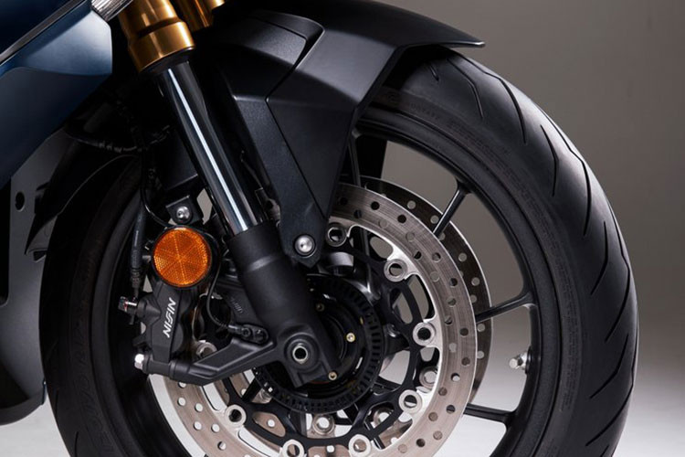 Ở dàn chân, Honda Forza 250 2021 sử dụng lốp trước 120/ 70-15, lốp sau 140/ 70-14. Chiều cao yên của chiếc maxi scooter hoành tráng này là 780 mm.