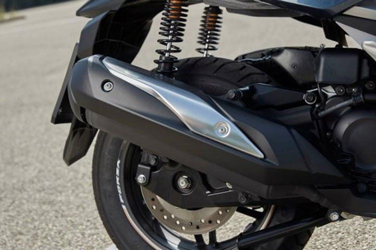 Trọng lượng của xe là 186 kg cùng dung tích bình xăng 11,7 lít. Đây là một mức chiều cao, cân nặng phù hợp với nam giới Châu Á để di chuyển và sử dụng tốt trong điều kiện đường phố.