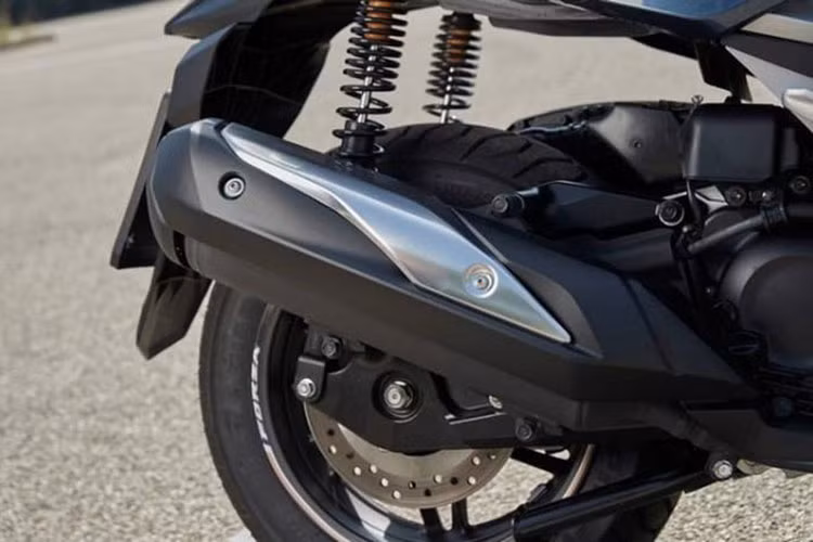 Trọng lượng của xe là 186 kg cùng dung tích bình xăng 11,7 lít. Đây là một mức chiều cao, cân nặng phù hợp với nam giới Châu Á để di chuyển và sử dụng tốt trong điều kiện đường phố.