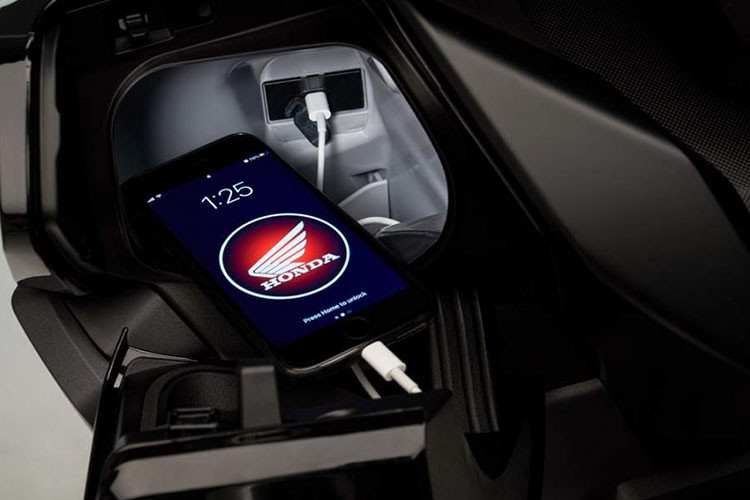 Không chỉ phục vụ di chuyển đường phố, Honda Forza 250 thế hệ mới còn sở hữu kính gió chỉnh điện, hệ thống khóa thông minh Honda Smart Key.