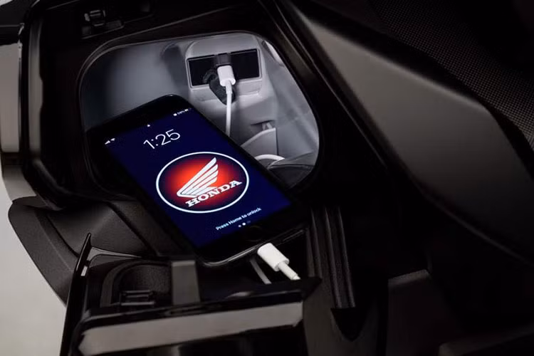 Không chỉ phục vụ di chuyển đường phố, Honda Forza 250 thế hệ mới còn sở hữu kính gió chỉnh điện, hệ thống khóa thông minh Honda Smart Key.