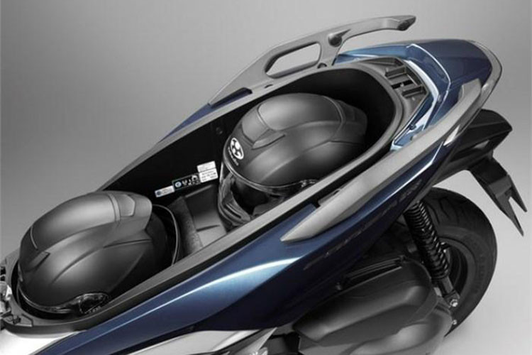 Các tiện ích bao gồm; cổng sạc USB mới nằm trong cốp trước, bộ đèn full LED và hệ thống chiếu sáng khẩn cấp mới ESS hiện đại, cốp xe chứa được 2 chiếc mũ bảo hiểm 3/4.