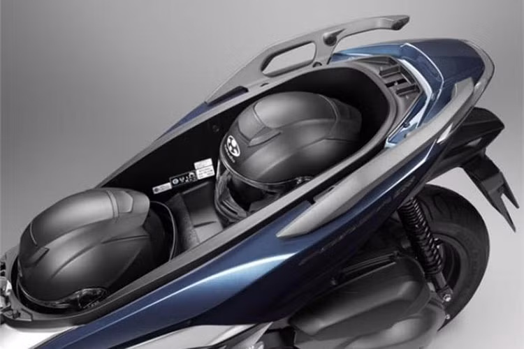 Các tiện ích bao gồm; cổng sạc USB mới nằm trong cốp trước, bộ đèn full LED và hệ thống chiếu sáng khẩn cấp mới ESS hiện đại, cốp xe chứa được 2 chiếc mũ bảo hiểm 3/4.