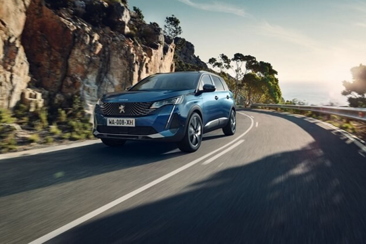 Phiên bản hiện tại của Peugeot 5008 chính hãng sẽ được phân phối bởi THACO với 2 biến thể là Active và Allure, có giá bán niêm yết lần lượt là 1,099 tỷ đồng và 1,249 tỷ đồng.