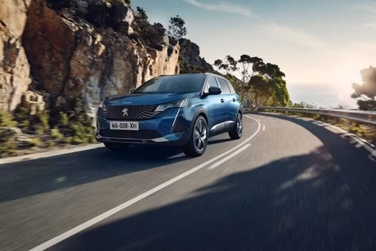 Phiên bản hiện tại của Peugeot 5008 chính hãng sẽ được phân phối bởi THACO với 2 biến thể là Active và Allure, có giá bán niêm yết lần lượt là 1,099 tỷ đồng và 1,249 tỷ đồng.