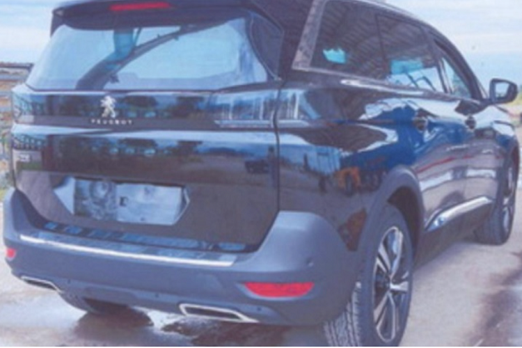 Từ hình ảnh trên giấy chứng nhận của Cục Đăng kiểm Việt Nam, phiên bản Peugeot 5008 này được sản xuất bởi Công ty TNHH MTV Sản xuất ô tô Thaco - Mazda, nặng hơn khoảng 10 kg và cao hơn khoảng 13mm so với phiên bản hiện tại.