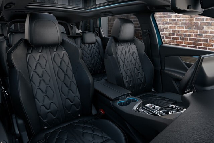 Nằm dưới nắp capo vẫn là khối động cơ xăng tăng áp 4 xy-lanh 1.6L cho ra công suất tối đa 165 mã lực tại 6.000 vòng/phút, momen xoắn cực đại 245 Nm tại 1.400 - 4.000 vòng/phút. Xe sử dụng hộp số tự động 6 cấp và hệ dẫn động cầu trước