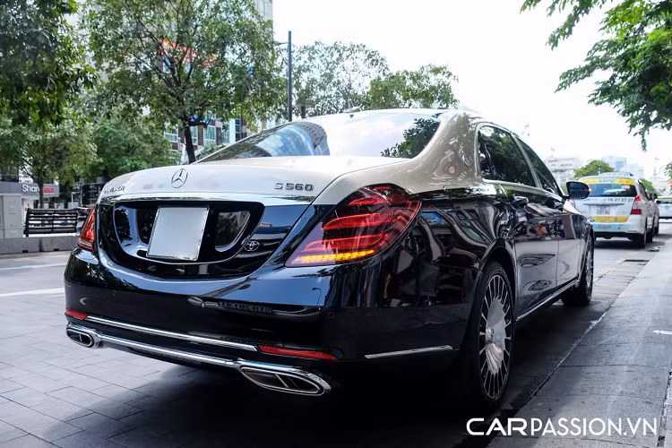 Mercedes-Maybach S560 cùng với người anh em S650 là hai phiên bản nâng cấp của dòng xe siêu sang mang thương hiệu ngôi sao ba cánh, sự thay đổi về thiết kế ngoại thất cũng như những công nghệ được bổ sung giúp cho S560 và S650 trở thành sự lựa chọn hoàn hảo với mức giá dưới 15 tỷ đồng. Đặc biệt nhất, khách hàng khi mua xe Mercedes-Maybach S560 hoặc S650 giờ đây có thể lựa chọn giữa 22 màu sơn ngoại thất và 9 trong số đó là những tùy chọn với lớp sơn 2 tông màu cho xe.